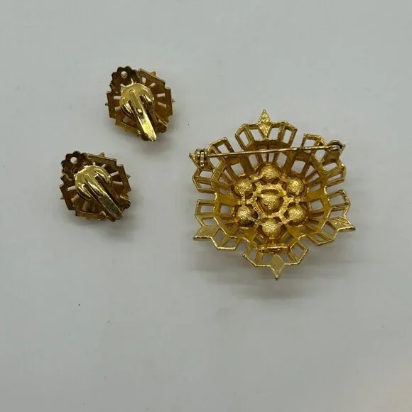 Vintage Gold-Tone Brooch & Clip-on Earrings Set With Faux Pearls Statement - Picture 15 of 16